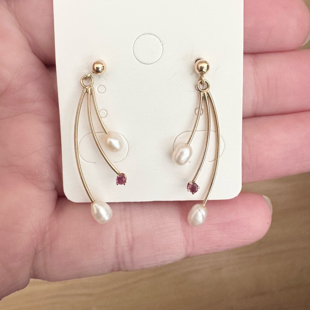 Vintage solid 14k gold freshwater pearl and ruby dangle drop ball earrings